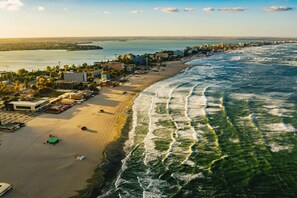 Beach nearby, white sand, sun-loungers, beach umbrellas - Onix Mamaia (Navodari)