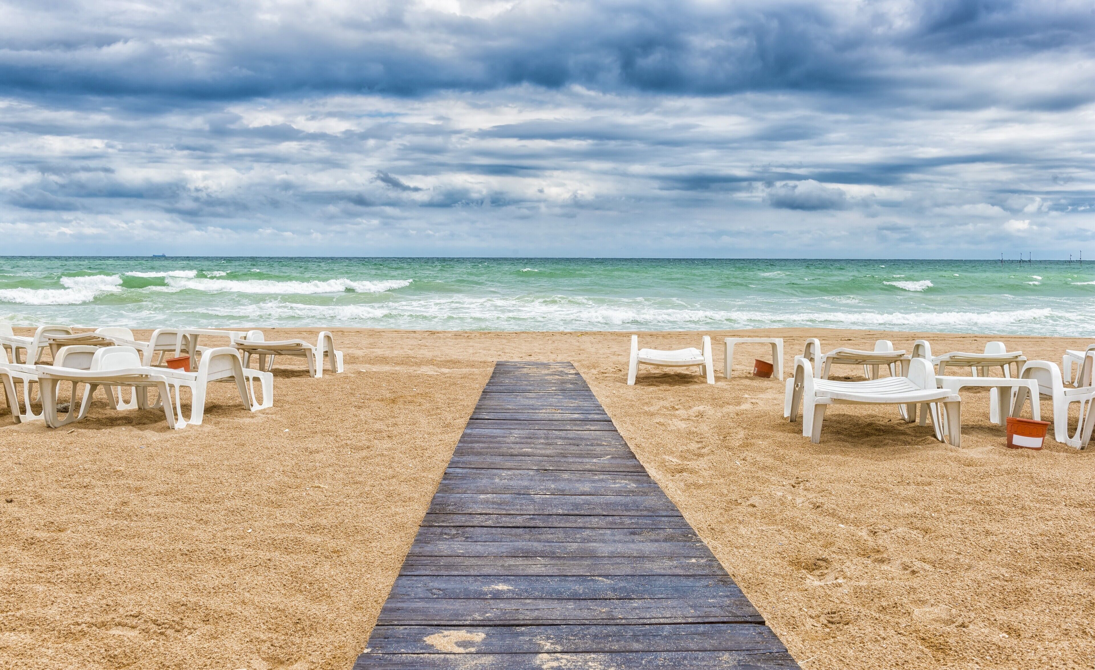 Plage à proximité, sable blanc, chaise longue, parasol