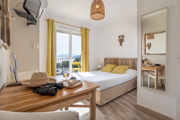 Superior Double Room, Ground or First Floor Balcony, Sea Siew (bois flotté) | Individually decorated, desk, soundproofing, free WiFi - Hôtel Almanarre Plage (Hyères)