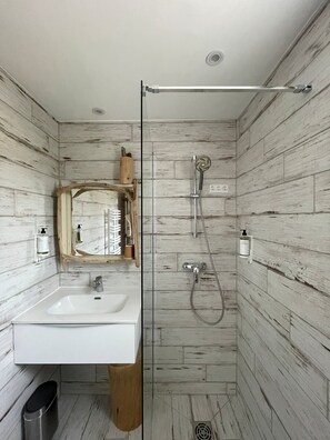 Double Room, Kitchenette (bord de mer) | Bathroom | Shower, free toiletries, hair dryer, towels - Hôtel Almanarre Plage (Hyères)