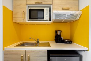 Double Room, Kitchenette, Partial Sea View (nature) | Private kitchen | Eco-friendly cleaning products - Hôtel Almanarre Plage (Hyères)