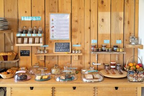 Daily continental breakfast (EUR 13 per person) - Hôtel Almanarre Plage (Hyères)