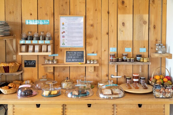 Daily continental breakfast (EUR 13 per person) - Hôtel Almanarre Plage (Hyères)