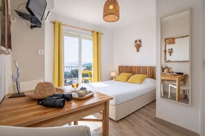 Superior Double Room, Ground or First Floor Balcony, Sea Siew (bois flotté) | Individually decorated, desk, soundproofing, free WiFi - Hôtel Almanarre Plage (Hyères)