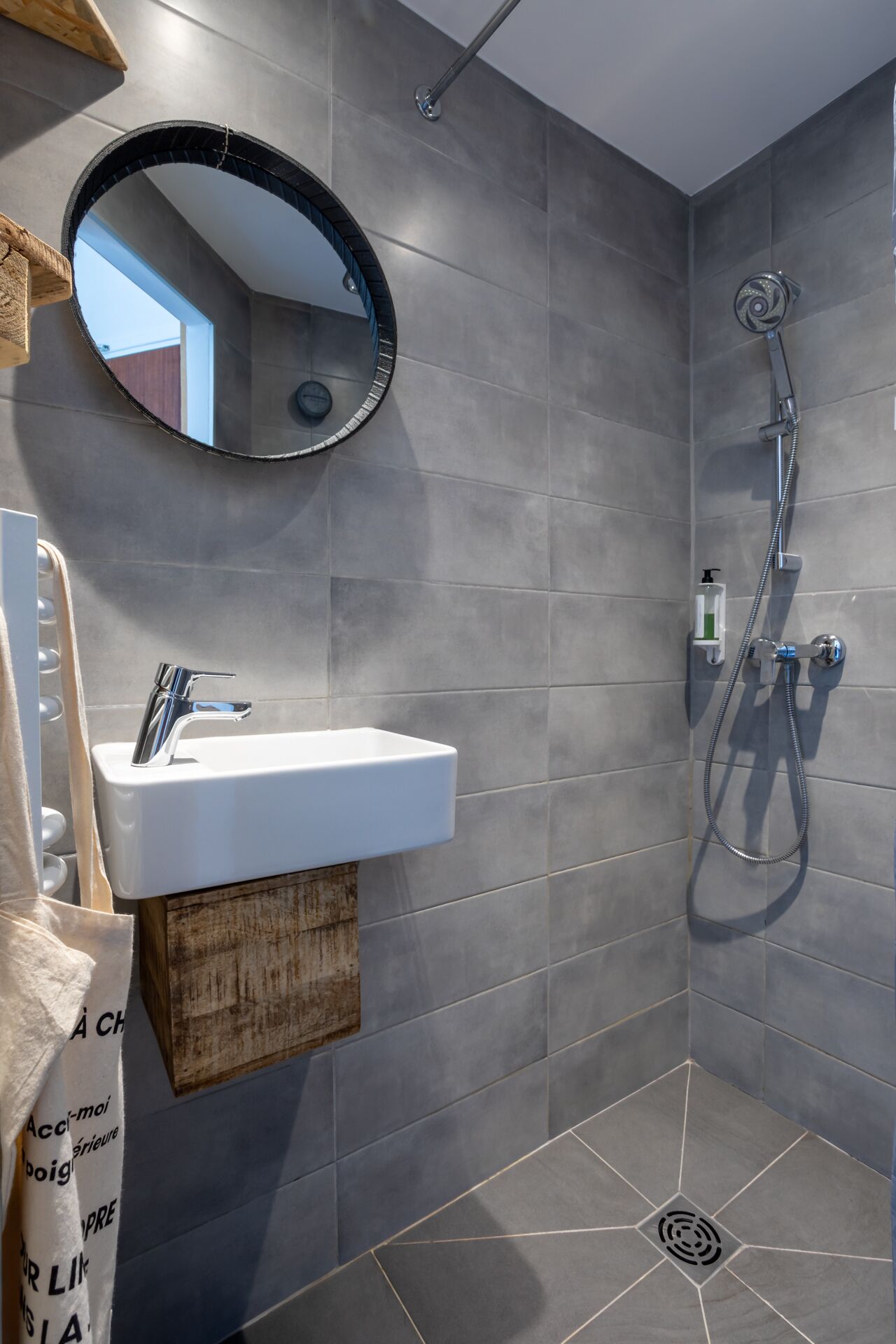 economy double room, balcony, sea view (recyclage) | bathroom | shower, free toiletries, hair dryer, towels