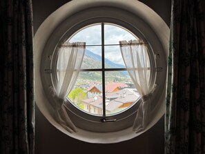 Suite Junior | Brankas, meja kerja, tirai kedap cahaya, dan kedap suara