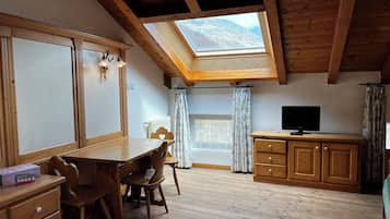 Comfort Suite | 1 bedroom, in-room safe, desk, blackout curtains
