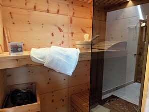 Comfort Suite | Bathroom | Shower, free toiletries, hair dryer, bathrobes - Kaiserkrone Chalet & Spa (Dimaro Folgarida)