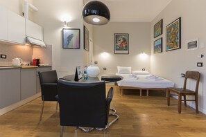 Studio, 1 grand lit | Cuisine privée | Grand réfrigérateur, four, plaque de cuisson, machine à expresso