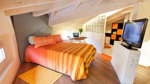A bedroom with a bed, a desk, a television, and a window. - Villa Laila (Lodi)