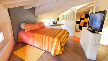 مساحة عمل للكمبيوتر المحمول وستائر تعتيم وواي فاي مجانًا وملاءات أسرّة