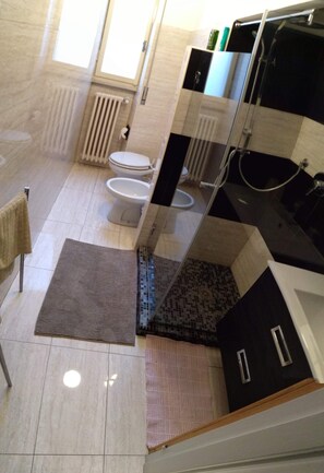 Classic Apartment, Multiple Beds | Bathroom | Shower, free toiletries, hair dryer, bidet - Villa Laila (Lodi)