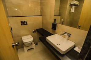 デラックス ルーム キングベッド 1 台 | バスルーム | シャワー、スリッパ、タオル、トイレットペーパー