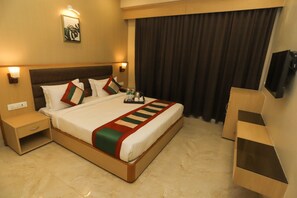 デラックス ルーム キングベッド 1 台 | 1 室のベッドルーム、低反発ベッド、セーフティボックス (�室内)、客室ごとに異なる装飾