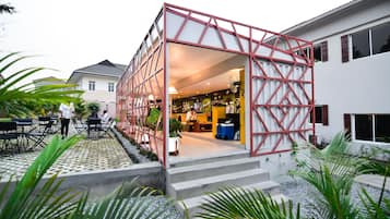 Bar (trong khuôn viên)