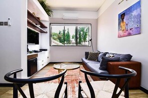 シグネチャー スイート | リビング エリア | 40 インチの薄型テレビ (衛星放送視聴可)、テレビ、Netflix