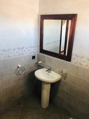 Villa | Badkamer | Een douche, een regendouche, designer toiletartikelen, handdoeken