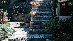 A stone building with a stone staircase leading to a balcony. - Buccara Noetzie - Lindsay Castle (Knysna)