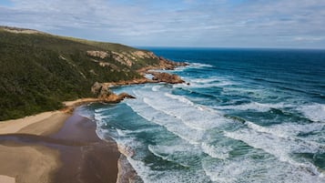 PĂ„ stranden, parasoller och strandhanddukar