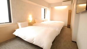 A hotel room with a large bed, a bedside table, a lamp, and a window. - Ab Hotel Fuji (Fuji)