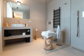 Shower, hair dryer, slippers, bidet