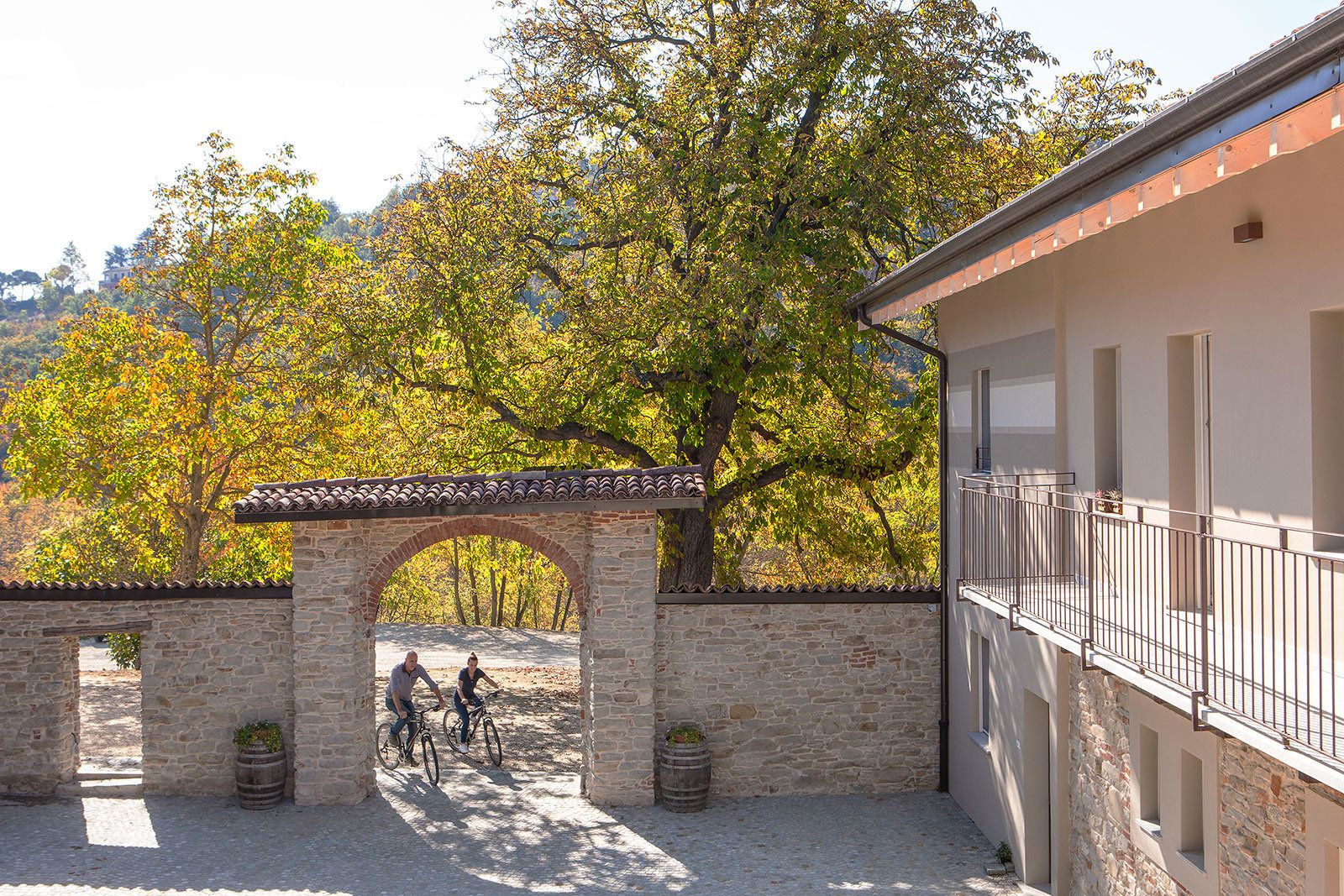 สนามรอบบริเวณ