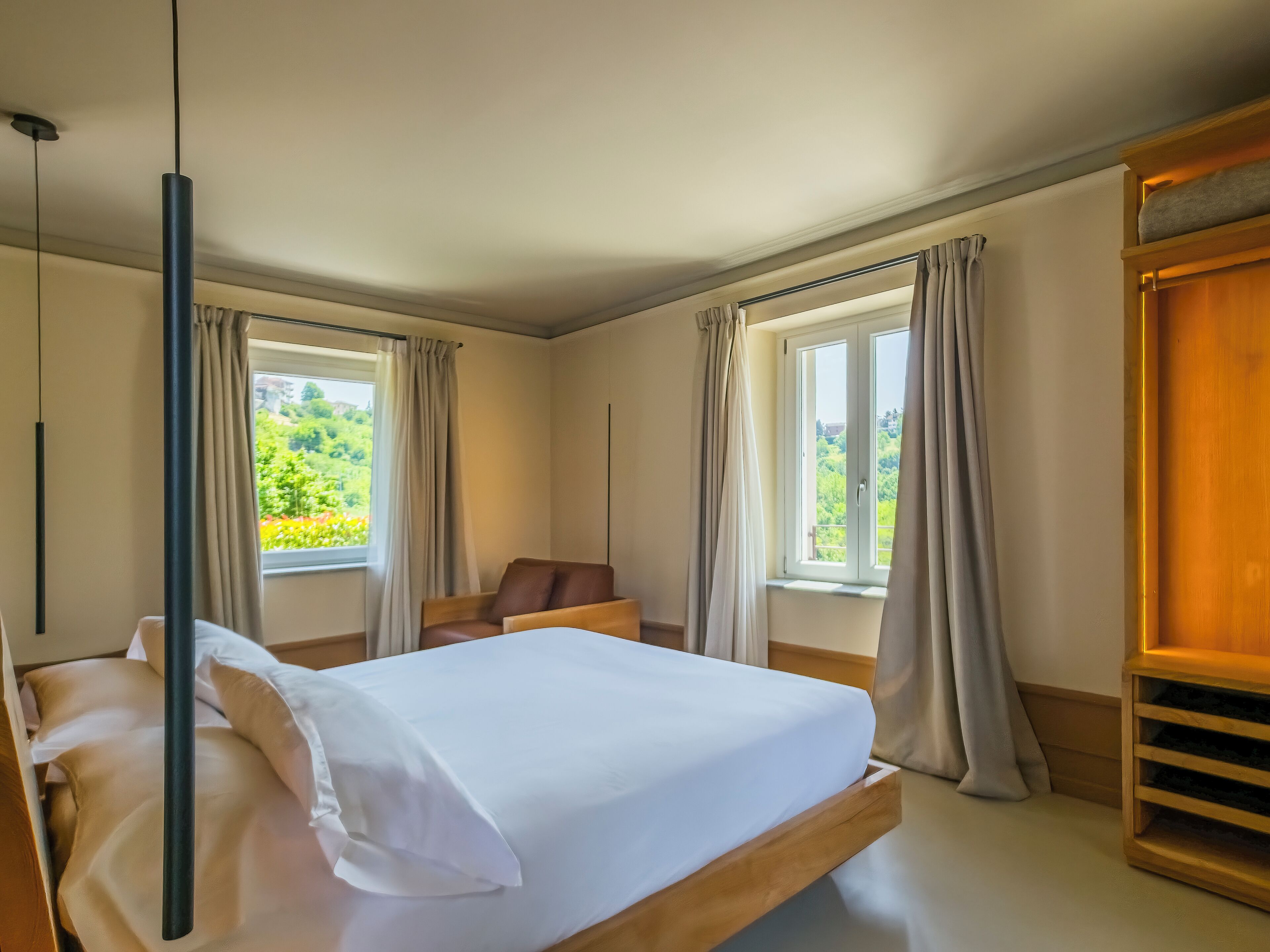 JUNIOR Suite CASA HEMA | Premium bedding, down duvets, free minibar items, in-room safe