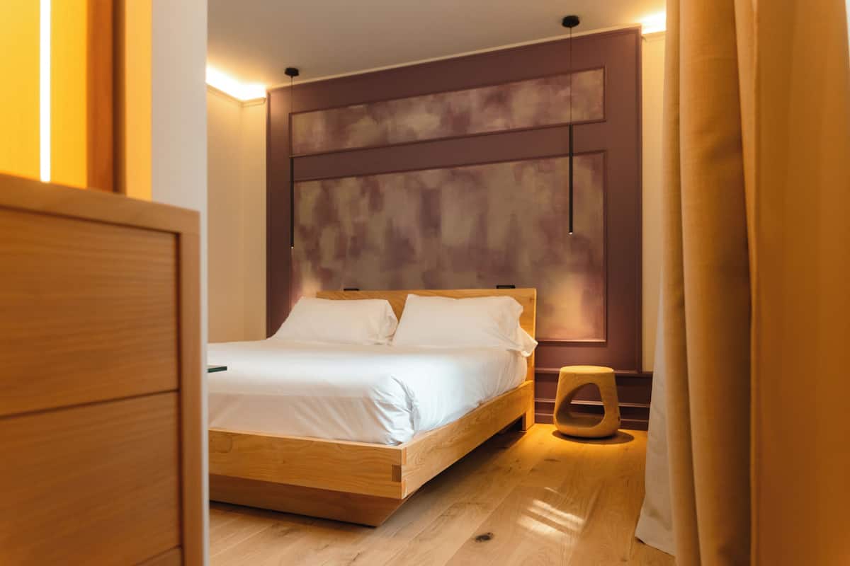 Suite | Premium bedding, down comforters, free minibar items, in-room safe