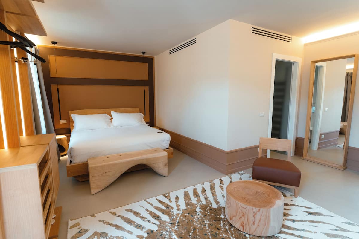 Premium bedding, down comforters, free minibar items, in-room safe