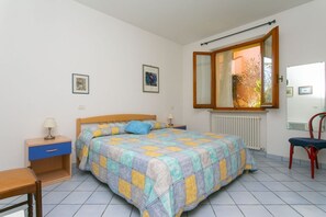 1 bedroom, bed sheets