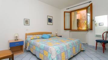 1 bedroom, bed sheets