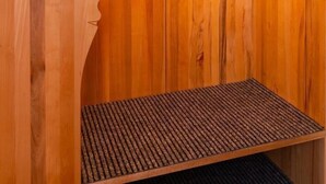 A wooden sauna with a hanging rack and a textured floor. - Rennsteighotel Grüner Baum (Suhl)