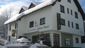A traditional building with a sign reading "Hotel Grüne Baum". - Rennsteighotel Grüner Baum (Suhl)