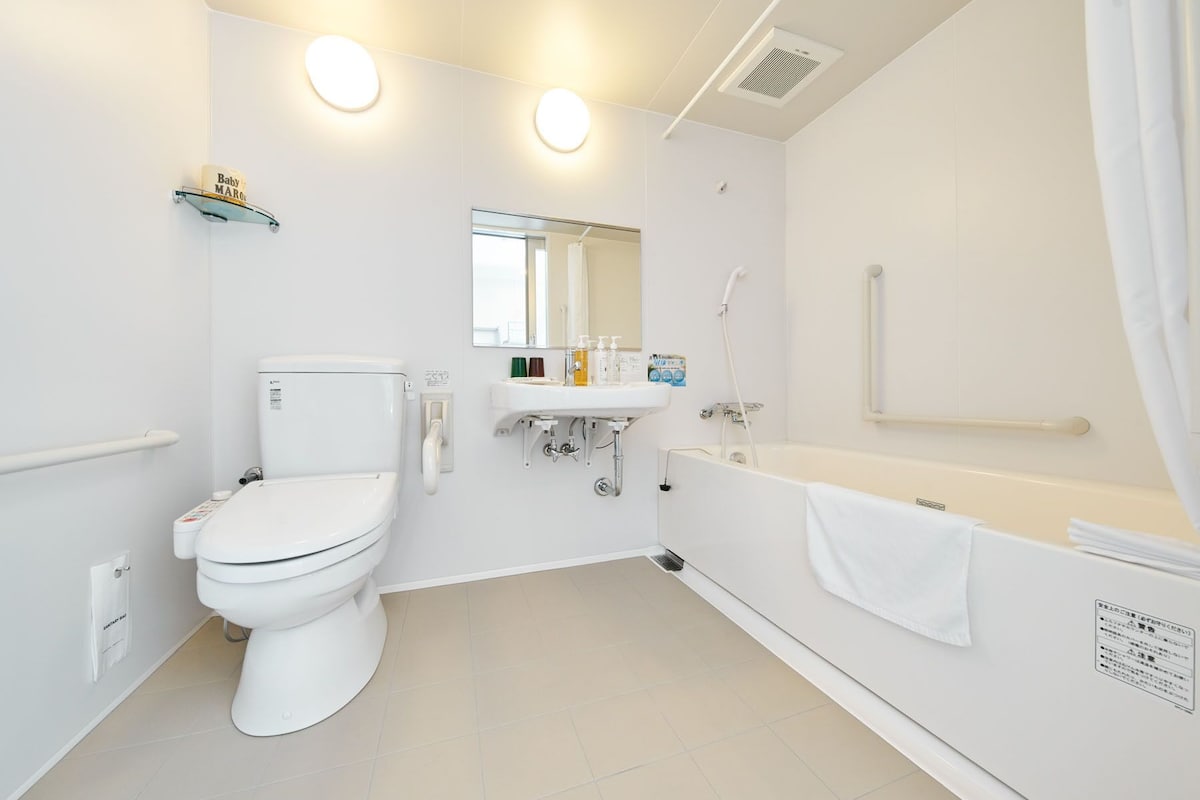 superior room, non smoking | bathroom | combined shower/bathtub, free toiletries, hair dryer, slippers