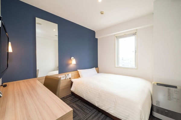 Blackout drapes, soundproofing, free WiFi, bed sheets