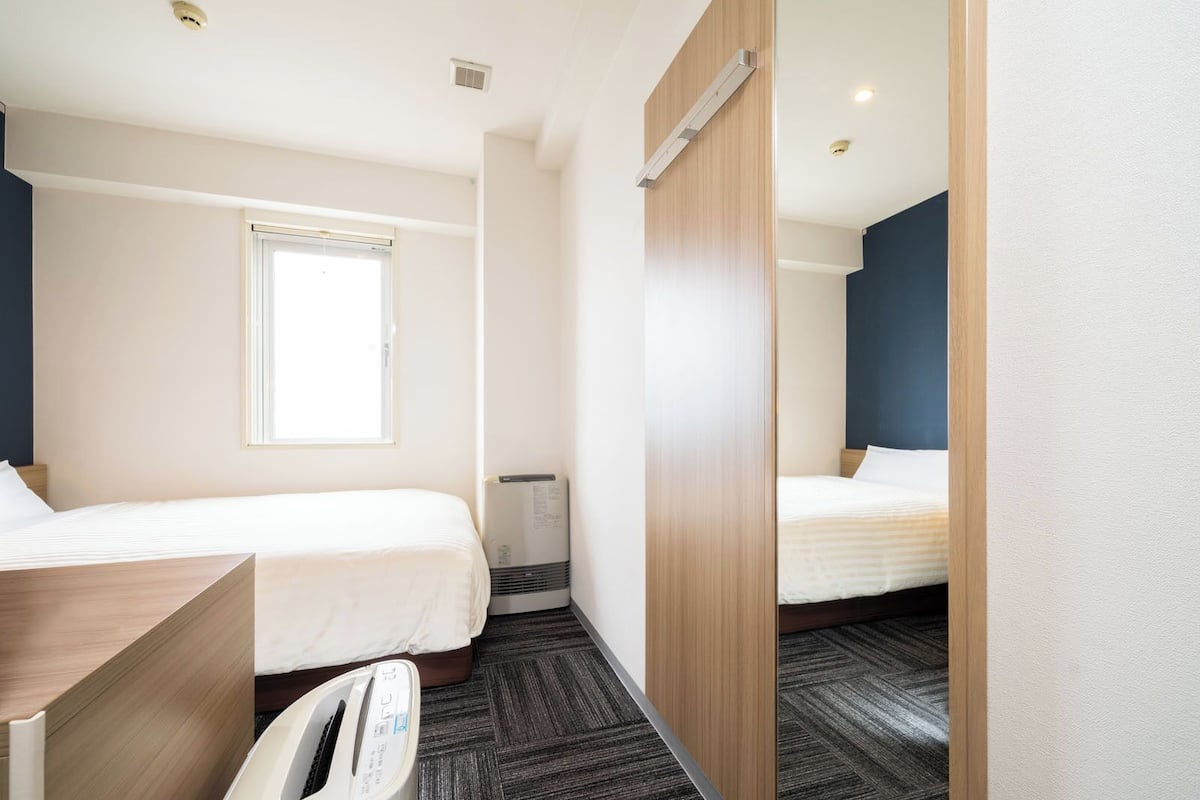 blackout curtains, soundproofing, free wifi, bed sheets