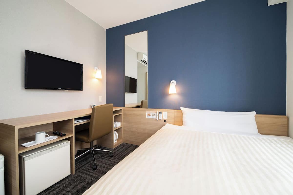 blackout curtains, soundproofing, free wifi, bed sheets