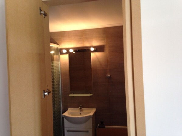 Basic Room, Partial Sea View | Bathroom | Shower, rainfall showerhead, towels, toilet paper - Alex's Studio (Heraklion)