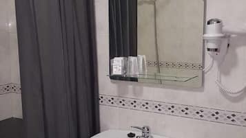 Habitación superior con 1 cama matrimonial o 2 individuales | Baño | Amenidades de baño gratuitas, secadora de cabello, bidet, toallas