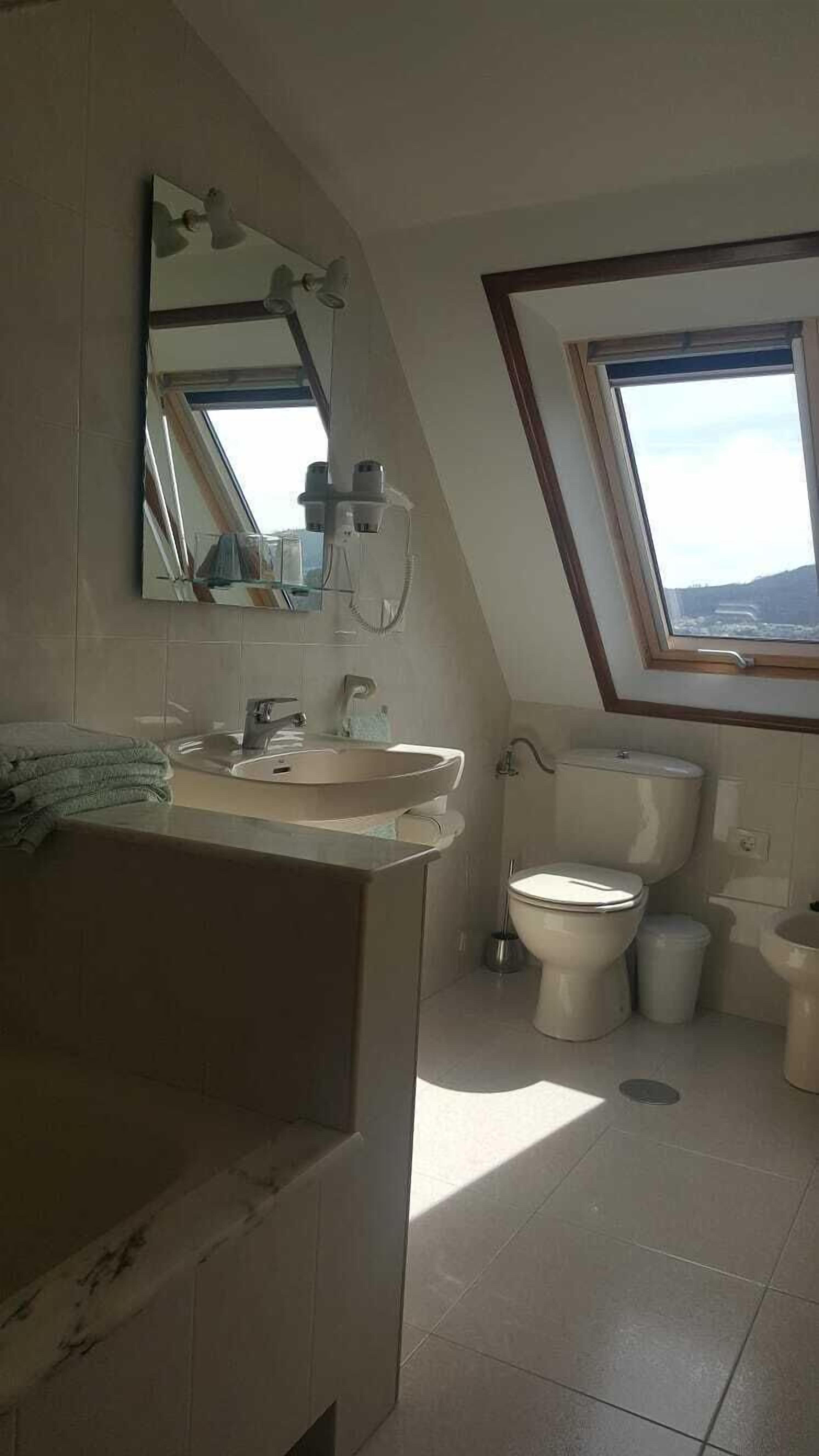 Artículos de higiene personal gratuitos, secador de pelo, bidé y toallas