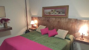 Superior-Doppel- oder -Zweibettzimmer | Schreibtisch, kostenlose Babybetten, kostenloses WLAN, Bettwäsche