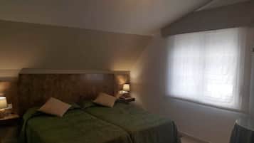 Habitación con 2 camas individuales | Escritorio, cunas gratuitas, wifi gratis y ropa de cama