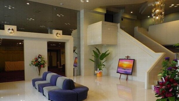 Un vestíbulo moderno con zona de estar, escalera y obras de arte.
