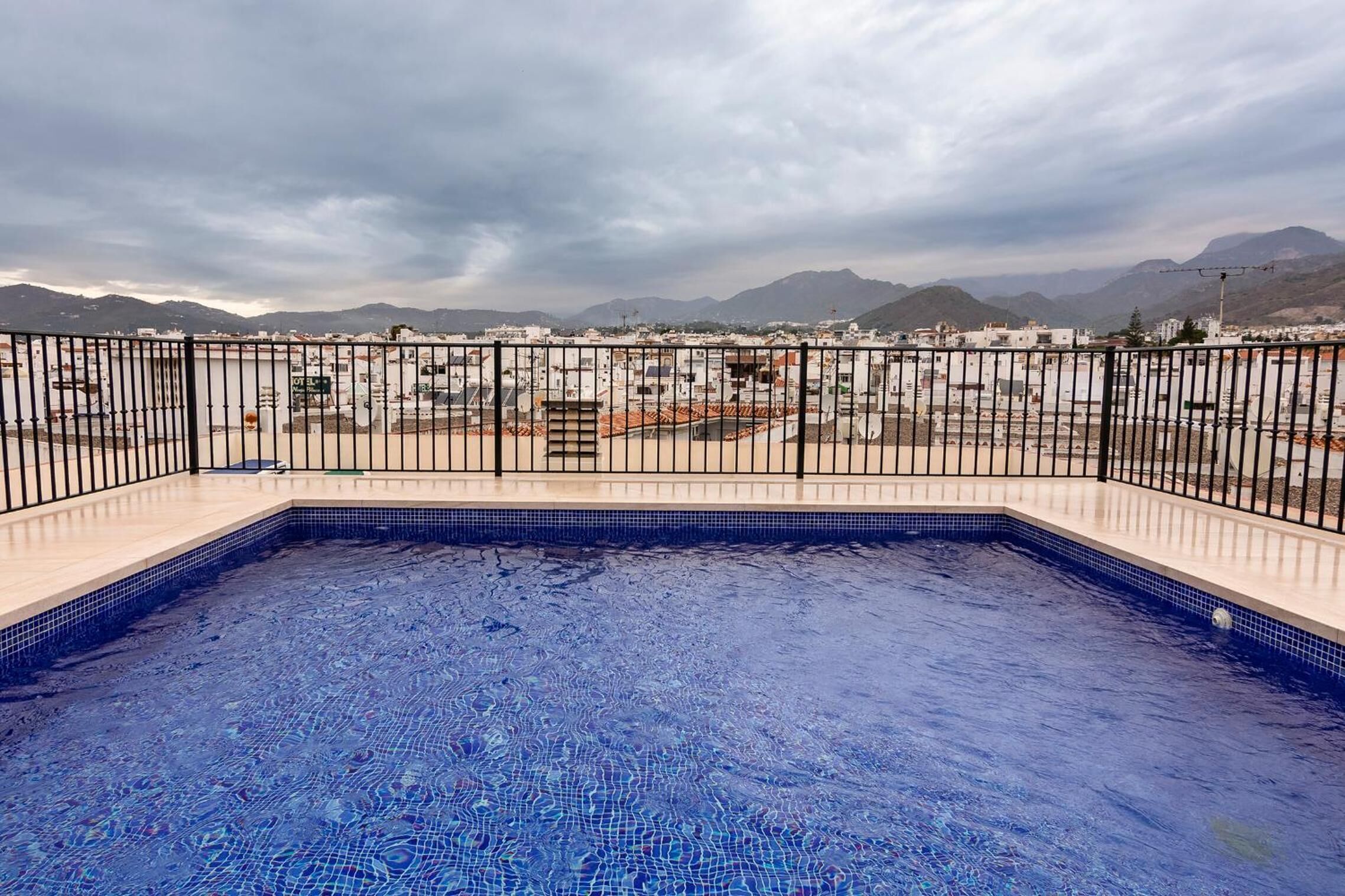 Außenpool (je nach Saison geöffnet), Liegestühle