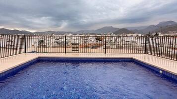 Außenpool (je nach Saison geöffnet), Liegestühle