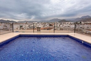 季節限定屋外プール、営業時間 10:00 ～ 20:00、サンラウンジャー