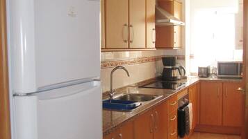 Frigorífico grande, microondas, horno y placa de cocina