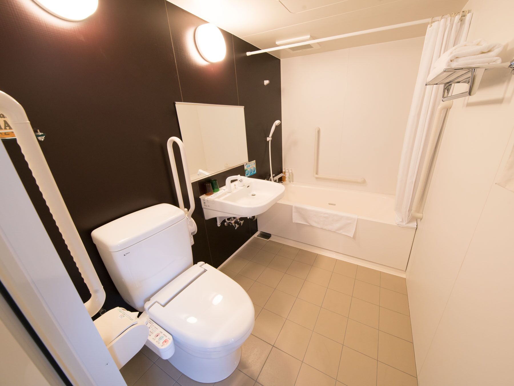 superior room | bathroom | combined shower/bathtub, free toiletries, hair dryer, slippers