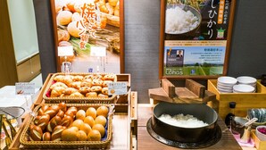 A breakfast buffet with bread, pastries, and rice. - Super Hotel Tokyo Kinshicho Ekimae (Tokyo)