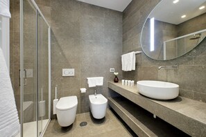 Superior Room | Bathroom | Shower, rainfall showerhead, free toiletries, hair dryer - Youroom Carrozze (Rome)